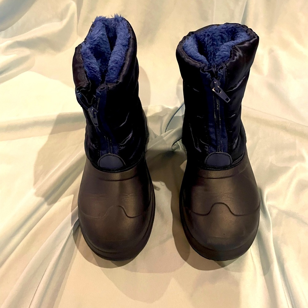 The Little Captain Snow boots NWOTS Black  &  Blue! Size 2